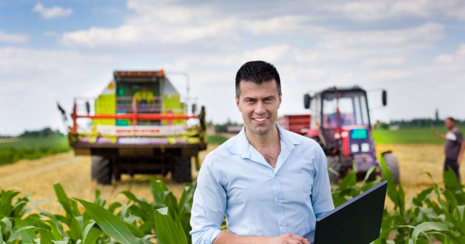 Néolis, photo d'un technicien dans un champ